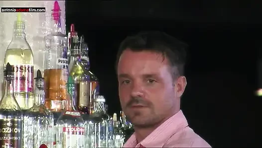 Dua tante seksi ngentot bartender di klub malam - seks dan wanita 05