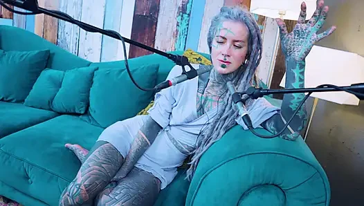 Aku lagi ngomongin tentang p - passion - asmr podcast sfw lagi ngobrol sama model bertato rambut gimbal gotik