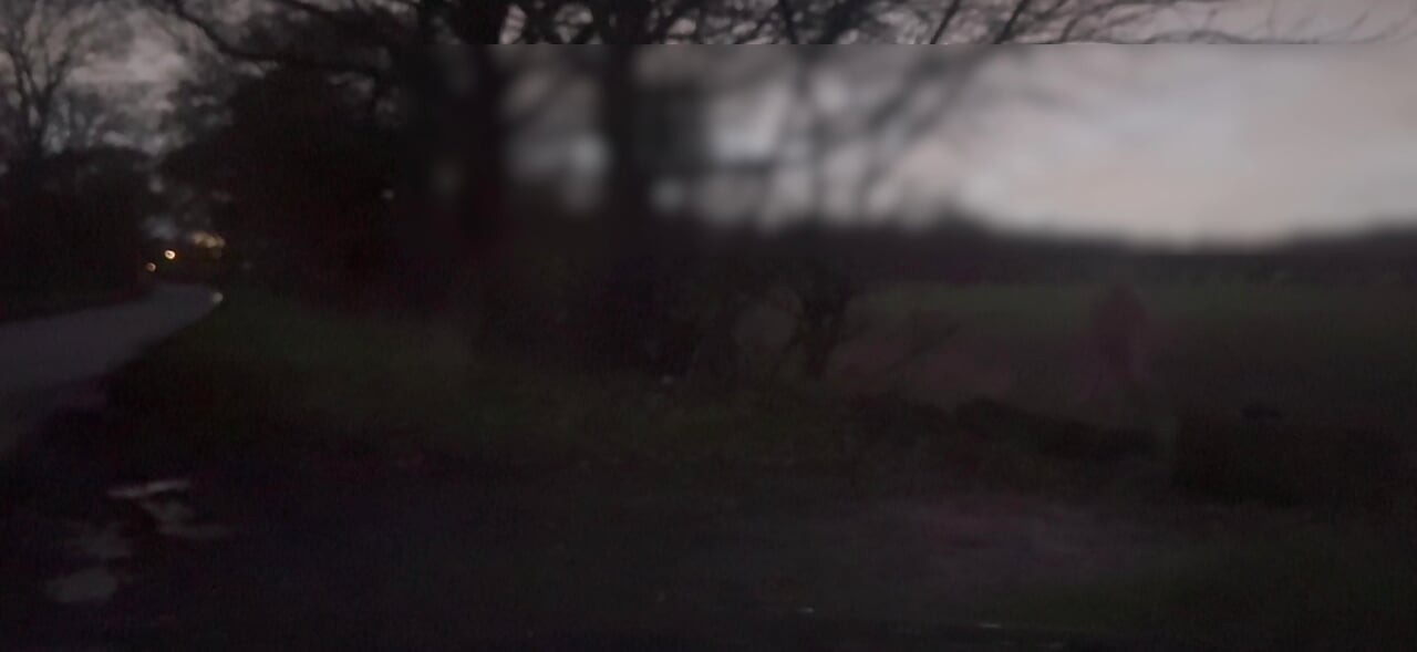 नग्न और नंगे पैर से छिपने वाली कारें लंड हिला रही हैं और मटका रही हैं