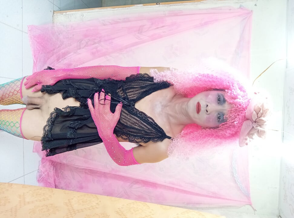 Oanh Le, transgénero, vestida com roupas sensuais, a espetar o pau