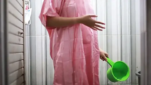 NGINTIP ISTRI INDIA YANG MONTOK MANDI PAKAI GAUN SATIN TRANSPARANT