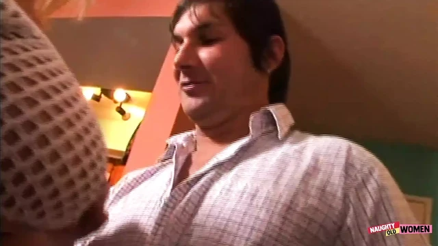 Instead of letting the milf cum with just her dildo he stretched her out vigorously