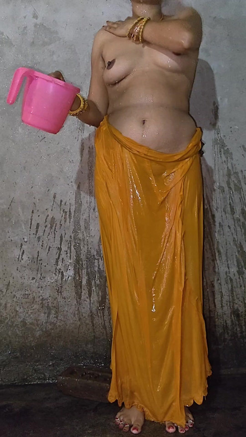 Desi wife bathroom me nude bathing