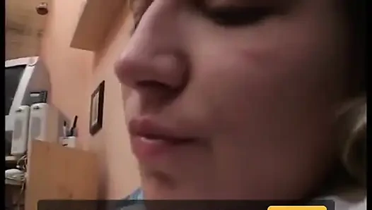 Возбужденная блондинка трахает ее пирсинговую пизду массивным дилдо