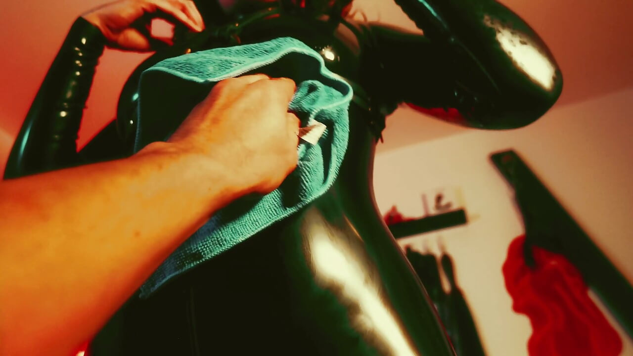 Pengabdian ilahi: Latihan seks dengan baju lateks, ludah, gas & toilet