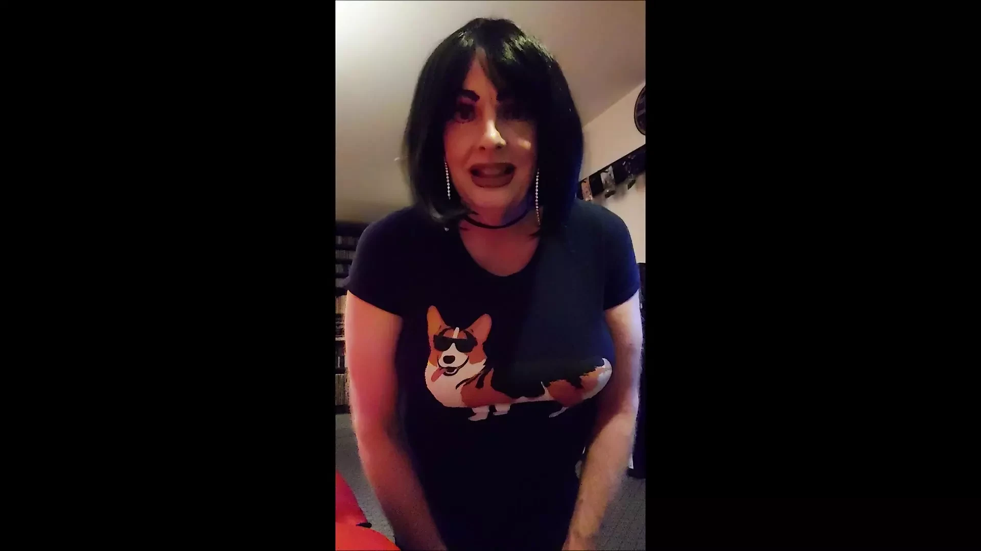 T-girl W koszulce i spodenkach