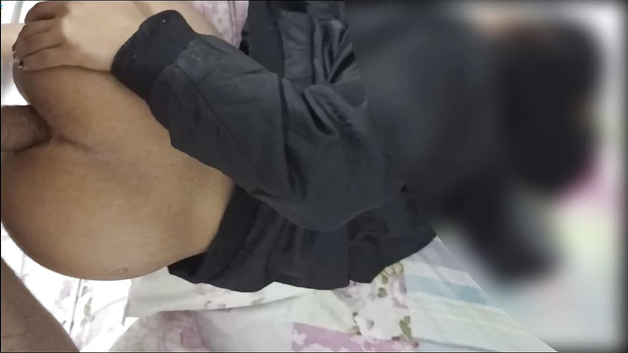 Gift kvinne slipper rumpa og ber om å ikke vise ansiktet sitt slik at hanreien ikke ser