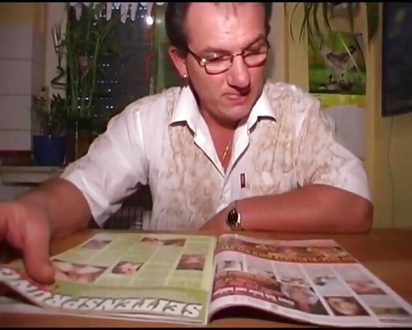 Urmărește această doamnă germană elegantă în ciorapi cum își fute pizda