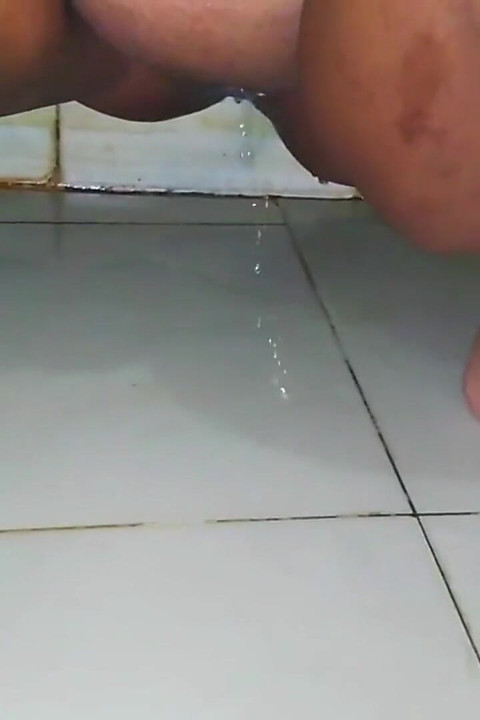 Anippe si gadis kampus 19 tahun lagi kencing di toilet & dia lagi asik masturbasi sambil makan malam!