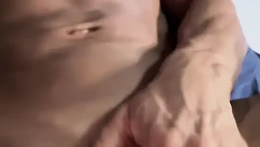 Cewek ini lagi asik masturbasi memeknya setelah mandi