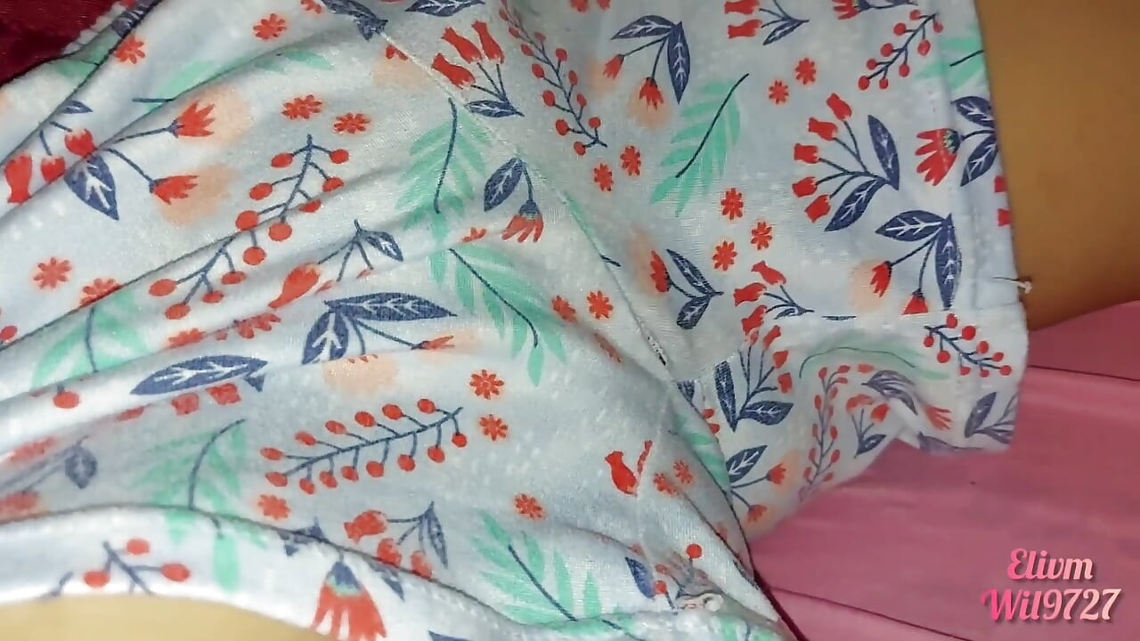 Dit is hoe mijn stiefzus verrast is onder de lakens