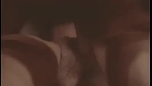 Wunderschöne huren ziehen es aus und lutschen zufällige schwänze in einer orgie