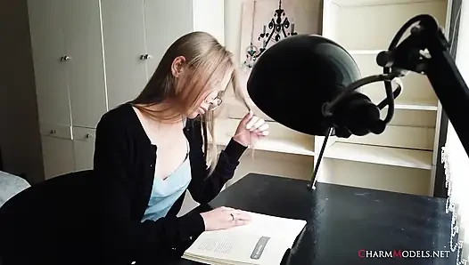 Video belahan dada sekretaris seksi rambut pirang luise