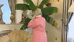 Красива німецька бабуся-прибиральниця отримує анал від молодого боса