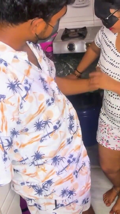 Servitoare desi furioasă este futută tare de șef în bucătărie sex intens în bucătărie | Clipul 1
