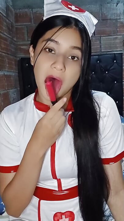Vi a mi hermanastra masturbándose y luego tenemos una deliciosa pollo