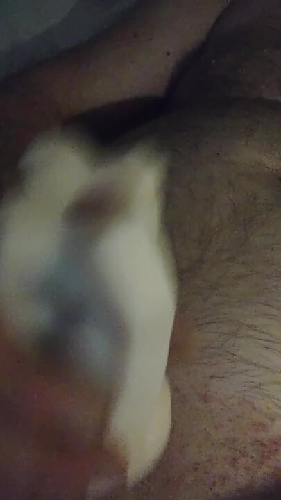 穿着短裤的异性恋男人用自慰器打手枪 8
