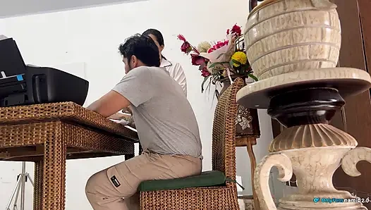 Sekreter beni baştan çıkarıyor ve o mükemmel götü iyi bir sikişmeyi kabul ediyorum!