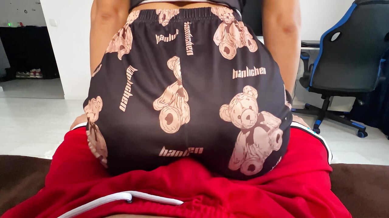 Geweldige kont in schattige pyjama die lul stiefbroer neukt