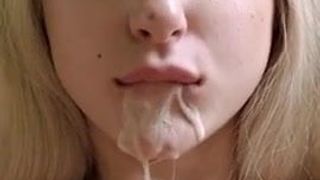 Une bombasse blonde tire la langue pour du sperme