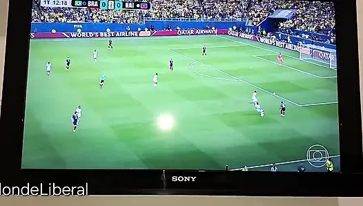 İlk hayran beni sikecek ve Brezilya maçını izleyecekti ama beni ayakta tuttu, bu yüzden beni sikecek 3 yarak buldum -1