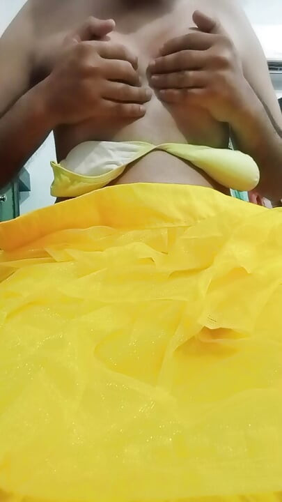 Indický gay crossdresser Gaurisissy xxx sex ve žluté Lehenga