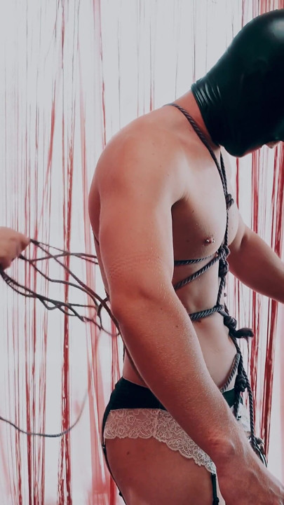 Okrutna bogini BBW niszczy buty CBT pasierba, głębokie kneblowanie, rozciąganie odbytu, sissification i picie sikania!