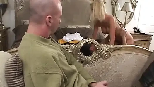 Ateşli tatlı orta yaşlı seksi kadın götü sikilirken domalarak domalıyor