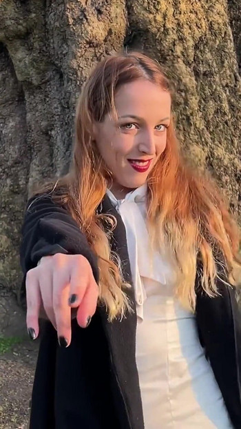 Liz Rainbow सड़क पर Flor de Oliva cigar धूम्रपान कर रही है