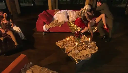 Carmen Luvana и Dee заголовок этой большой оргии с большими сиськами и жесткими членами