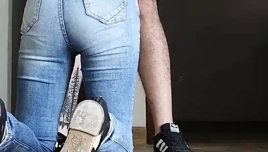 Kami pergi ke rumah dan aku memintanya untuk mengisapku dan dia menelan susuku