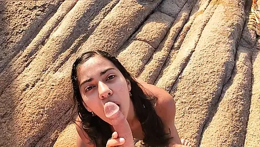Perfekter Körper brünette Meerjungfrau verführt mich, bis ich tiefen Sex zwischen den Felsen habe