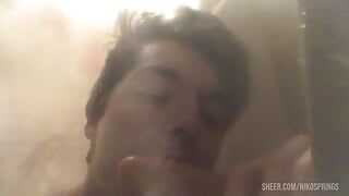 Sletterige twink Niko Springs wordt vies onder de douche met zijn grote dildo