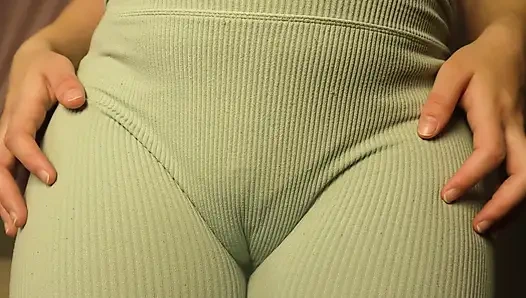 Indische schwangere stiefmutter, cameltoe-muschi macht in blauen leggings und masturbiert dann mit ihrem höschen und ihren dicken titten