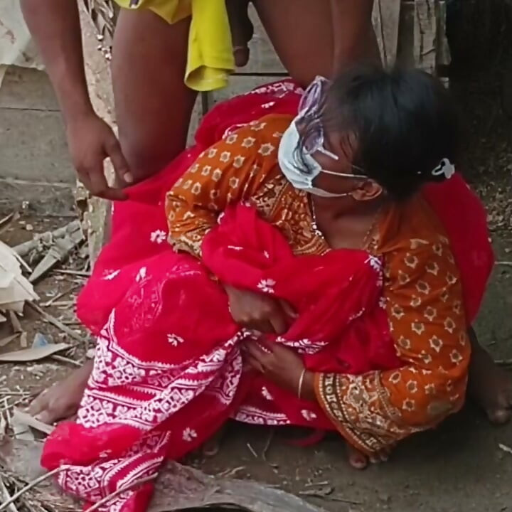 Viral sexy video of me fucking my hot young stepmom - Bangladeshi