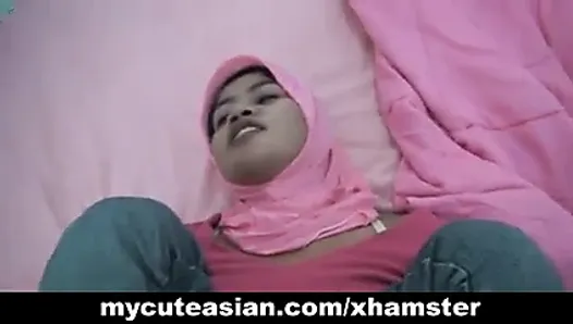 Азиатка в платке в любительском видео сосет, затем трахается