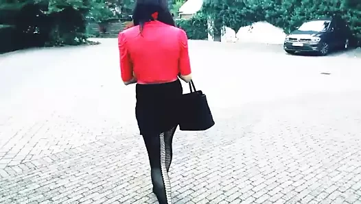 Parkta dolaşan tgirl...