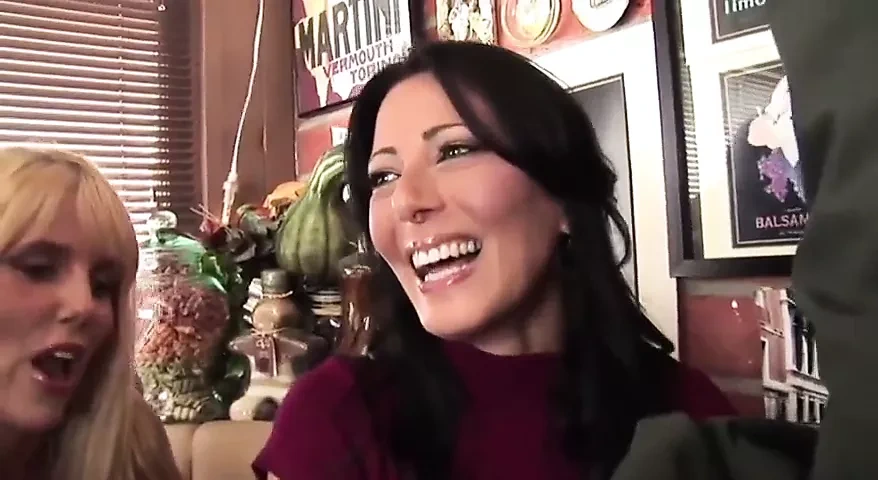 3个穿着丝袜的熟女和一个男人做爱