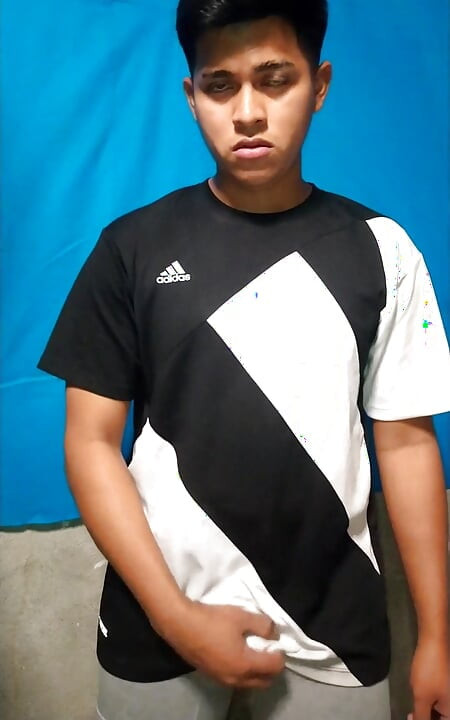 Alan Tokers se masturbează în camera lui 2