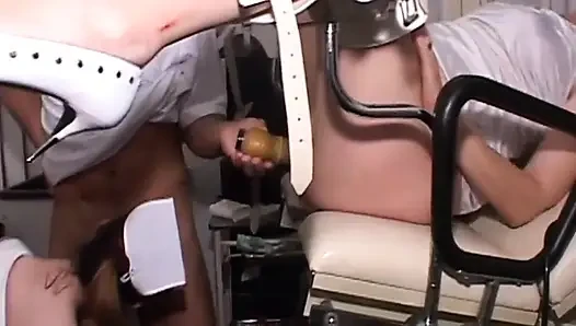 Doyumsuz orta yaşlı seksi kadın jinekoz sandalyesinde genişliyor