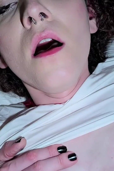 뚱뚱한 흑인 대물 자지에게 따먹히는 작은 트랜스 펨보이