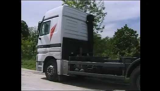 Harika orta yaşlı seksi kadın küçük göğüslerine boşalana kadar kamyoncu tarafından sikiliyor