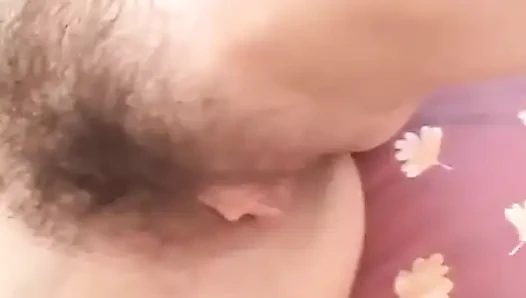 Yaramaz Fransız genç kız yarak mastürbasyonu için ayaklarını kullanmayı seviyor