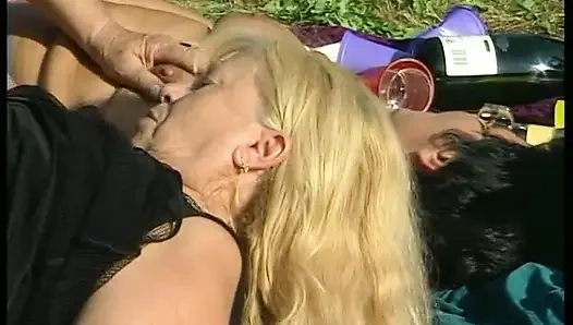 Üç büyük memeli nine açık havada birbirlerinin amını parmaklıyor