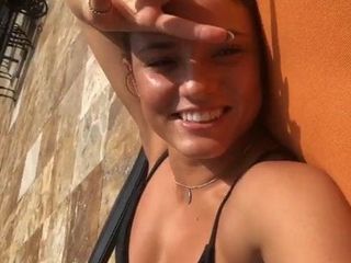 Jade Chynoweth ligt in een bikini, selfie