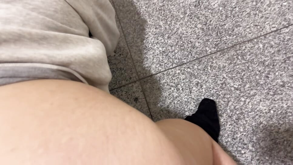 Blonde fait une fellation et se fait baiser en public