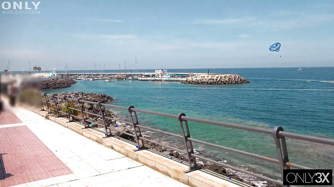 深喉口交和紧致阴户Bella为照片家伙Premium Edit GoldDigger而下