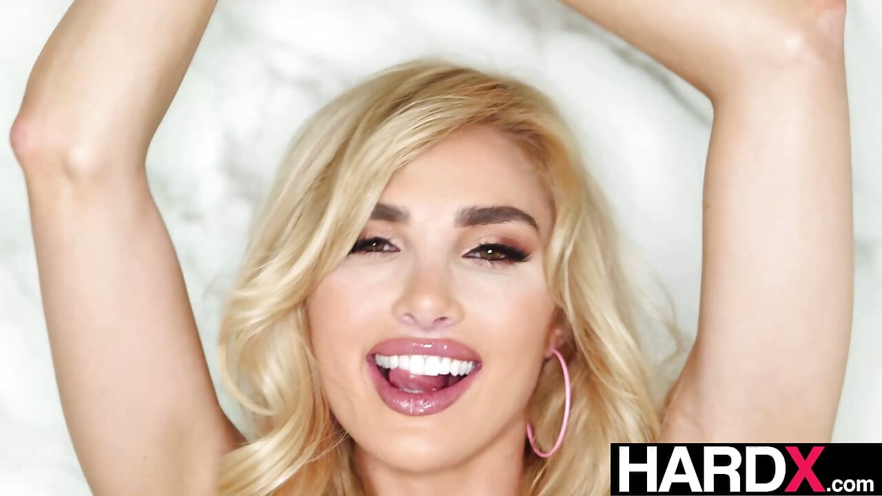 HARDX - Blonde babe Hardcore cipki wbite przez Masywnego kutasa