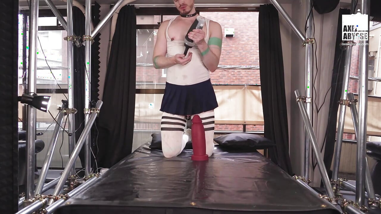 Deviant Axel Abysseが最大級の太いディルドを脱肛したアナルに挿入して騎乗位