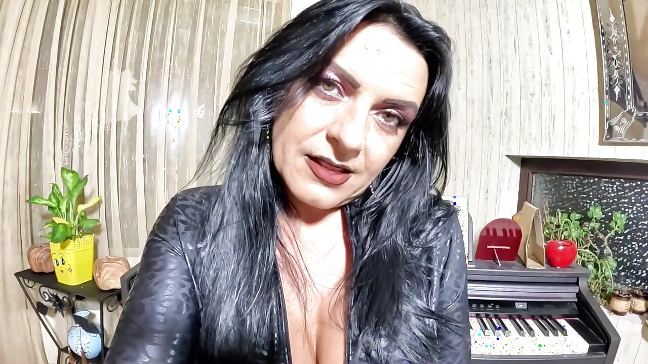 Dominante milf rokende fetisj Joi. Leren jumpsuit, dijhoge laarzen en vuile praat
